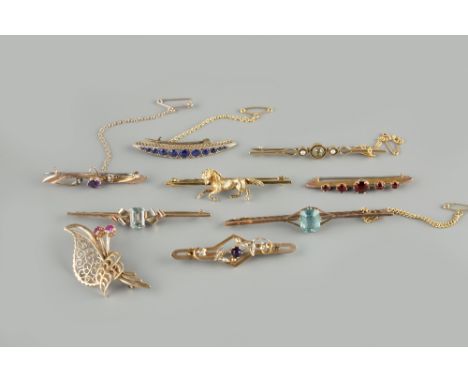 A COLLECTION OF BROOCHES, comprising a 9ct gold bar brooch by Cropp & Farr, decorated with a galloping horse, a garnet five s