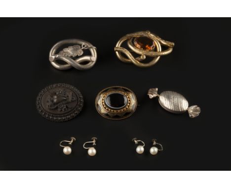 A COLLECTION OF VICTORIAN AND LATER JEWELLERY, comprising an oval banded agate and black enamel memorial panel brooch, glazed