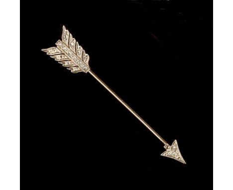 A DIAMOND SET ARROW JABOT PIN,  the fletching and arrowhead pierced and millegrain set with graduated rose and lasque-cut dia