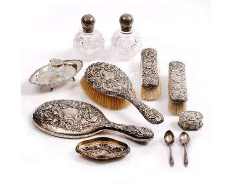 A LATE VICTORIAN SILVER NAVETTE SHAPED INKSTAND, with silver topped cut glass central inkwell by Walker & Hall, Sheffield 190