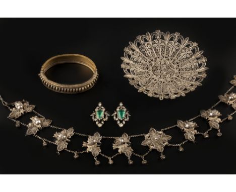 A COLLECTION OF ANTIQUE AND LATER JEWELLERY,  to include two gem set stick pins, a Victorian hinged oval bangle, a foiled pin
