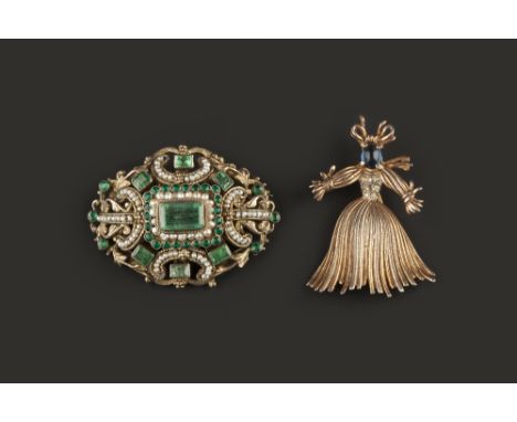 AN AUSTRO-HUNGARIAN EMERALD AND SEED PEARL BROOCH, the scrolled cartouche panel centred with a cluster of rectangular step-cu