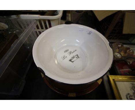 2 enamel basins and 2 chargers