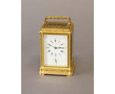 A 19th CENTURY FRENCH CARRIAGE CLOCK AND TRAVELLING CASE. With a rectangular white enamelled dial with Roman numerals and Ara