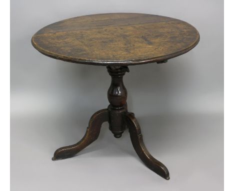 A LATE 17TH CENTURY TRIPOD TABLE WITH REVOLVING TOP. With a circular tilting top with moulded edge, on wavy edged cross rails