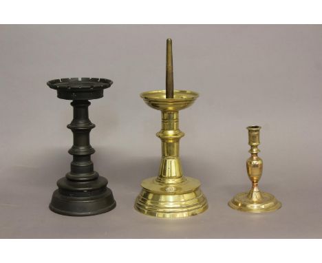 A HEAVY BRASS 17TH CENTURY STYLE PRICKET CANDLESTICK. A heavy brass candlestick with tall pricket, broad drip pan and spreadi