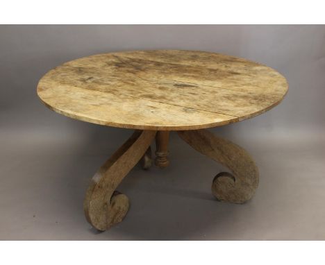 A 19TH CENTURY STYLE LIGHT OAK CIRCULAR TOPPED DINING TABLE. The circular light oak four plank top on a central tapering colu