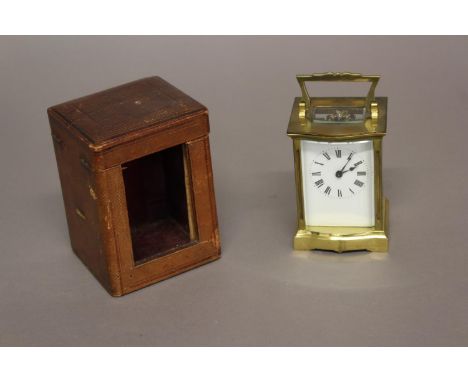 AN EARLY 20TH CENTURY FRENCH BRASS CASED CARRIAGE CLOCK. A brass cased carriage clock with white enamelled dial and Roman num