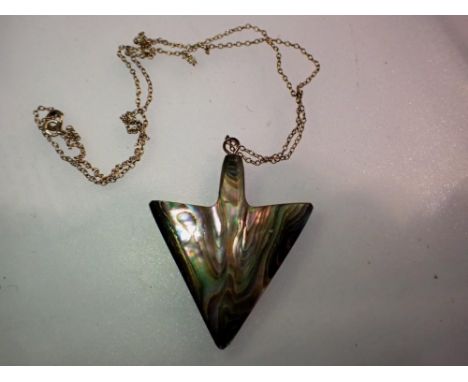 An abalone shell arrow-form pendant necklace. UK P&amp;P Group 0 (£6+VAT for the first lot and £1+VAT for subsequent lots) 