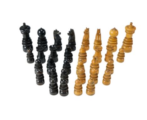 A vintage St George boxwood chess set, Kings 8 cm