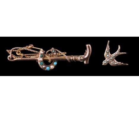 A Victorian 9 ct gold hunting brooch or stock pin, being a riding crop passing through a horseshoe set with turquoise and see