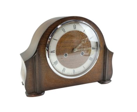 A 1940s Smiths oak mantle clock, 31 cm x 23 cm