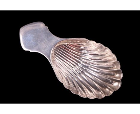 A Georgian style silver caddy spoon with shell-form bowl,  Francis Howard Ltd, Sheffield, 1986, 8 cm, 18 g