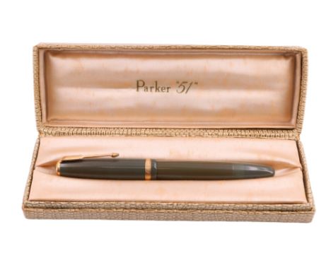 A Vintage Parker Duofold fountain pen with a 14 k nib in a Parker 51 case