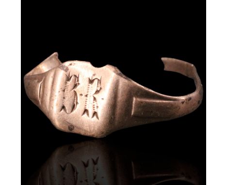 A scrap 9 ct gold signet ring, 1.2 g