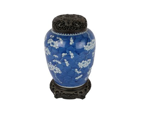 A fine quality early blue and white Chinese Ginger Jar,&nbsp;possibly Kangxi (1662-1722), decorated with cherry blossom desig