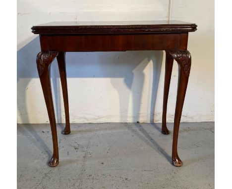 An antique mahogany card table on cabriole legs (H75cm W77cm D46cm)