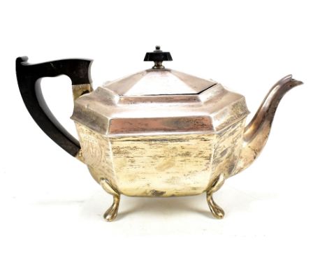 VINERS LTD; a George VI hallmarked silver teapot of octagonal form, Sheffield 1946, approx 17.3ozt/540.3g.