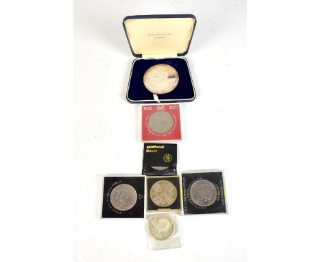 Small group of commemorative crowns, two Canadian coins, also a hallmarked silver Apollo 11 Mission Man's First Moon Landing 