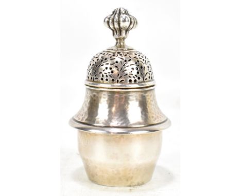 RAMSDEN &amp; CARR; an Edward VII hallmarked silver sugar caster, the upper body with planished decoration with cast finial, 