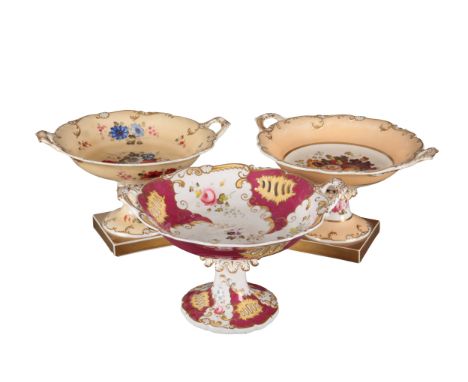 A GROUP OF THREE H & R DANIEL SHELL SHAPE CENTREPIECES including one in pattern 4532, with maroon and yellow borders, 19.5cm 