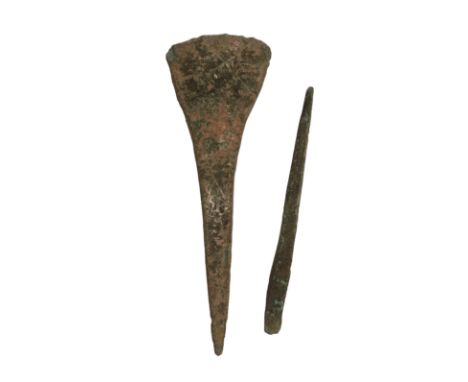 A SMALL BRONZE AGE AXE OR CHISEL HEAD c. 1100-800 BC, of copper alloy with butt tapering to a point and a flaring blade with 