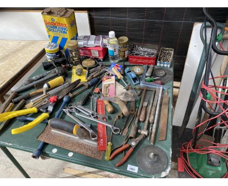 A LARGE COLLECTION OF TOOLS TO INCLUDE SAWS, DRILL BITS, PLIERS, BATTERY CHARGER ETC 