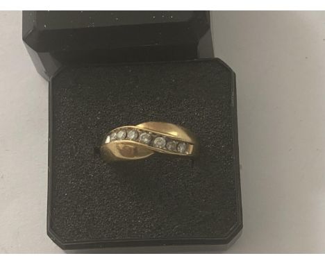 AN 18 CARAT GOLD RING WITH SEVEN INLINE DIAMONDS 