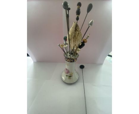 A CERAMIC HAT PIN STAND (AF) CONTAINING VARIOUS HAT PINS 