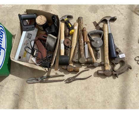 A COLLECTION OF TOOLS TO INCLUDE HAMMERS, SAWS, PLIERS, SNIPS ETC 