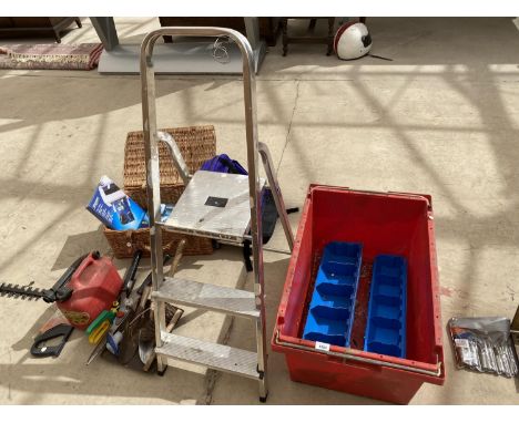 VARIOUS GARDEN ITEMS TO INCLUDE A PAIR OF STEP LADDERS, SHEARS, SHOVEL, PETROL CAN, BAG AND HAMPER ETC 
