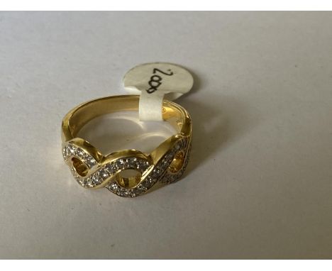 AN 18 CARAT YELLOW GOLD AND DIAMOND CHIP RING - SIZE N, WEIGHT 6.2 GRAMS 