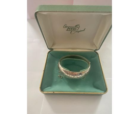A HALLMARKED BIRMINGHAM 1965 SILVER BANGLE 