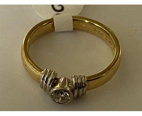 AN 18 CARAT YELLOW GOLD RING WITH CENTRE ROUND CUT DIAMOND. WEIGHT 4.7 GRAMS, RING SIZE N 