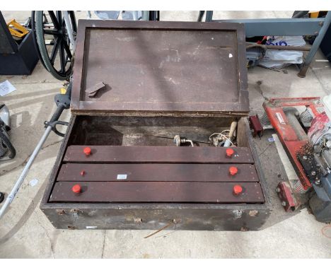 A VINTAGE JOINER'S CHEST WITH THREE INNER DRAWERS CONTAINING A SMALL QUANTITY OF TOOLS 