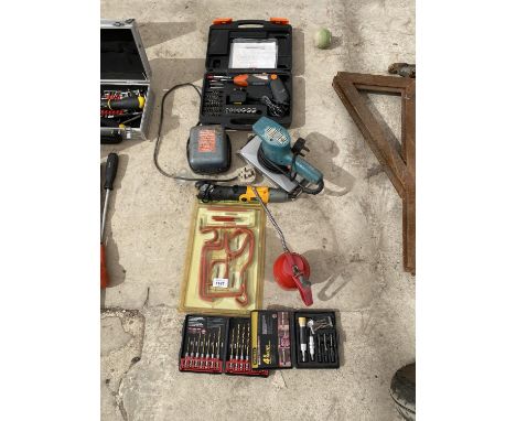 VARIOUS TOOLS TO INCLUDE A CORDLESS SCREWDRIVER, SANDER, OIL CAN, DRILL BITS ETC 