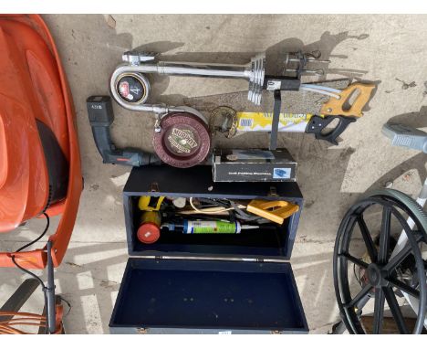 VARIOUS ITEMS TO INCLUDE A WOODEN TOOL BOX INCLUDING A TENON SAW, STELLA ARTIOS BEER PUMP, BRASS HORSES HEAD KNOCKER, SAWS ET