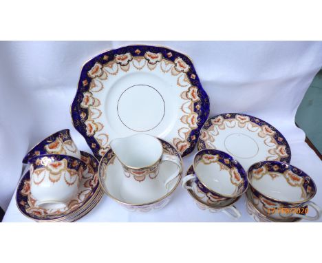 Royal Albert Crown china part tea service incl. 6 cups and saucers (20 pieces) the cobalt blue and gilt border decorated rust