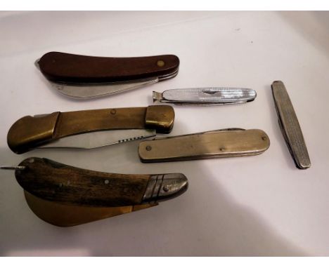 Small quantity of folding pruning knives including three penknives. UK P&amp;P Group 1 (£16+VAT for the first lot and £2+VAT 