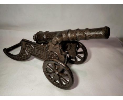 Cast iron desk cannon, L: 27 cm. UK P&amp;P Group 2 (£20+VAT for the first lot and £4+VAT for subsequent lots) 