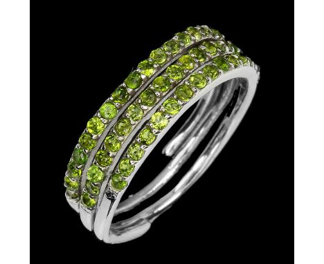 A 925 silver ring set with chrome diopsides, (R).