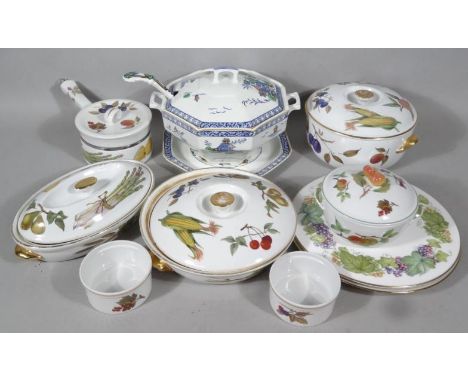 Various Royal Worcester Evesham pattern tableware, to include lidded vegetable dish 28cm wide, other serving dishes, pan, sou