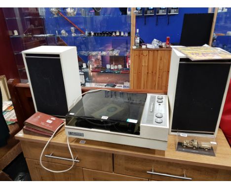 VINTAGE RECORD PLAYER AND 2 SPEAKERS 