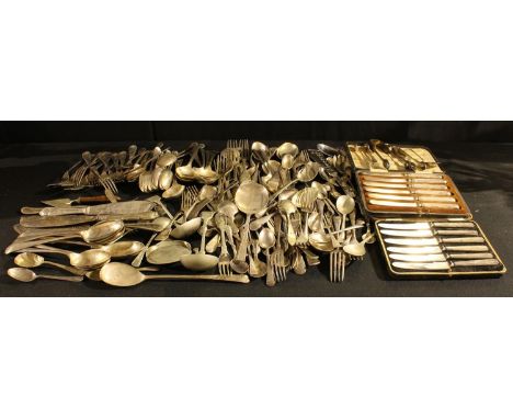 Flatware - a set of six silver hafted butter knives, Sheffield 1933, cased; a quantity of early 20th century and later plated