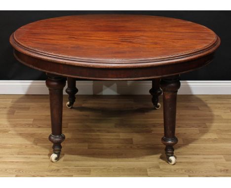 A Victorian mahogany circular dining table, moulded top, turned legs, ceramic casters, 71cm high, 137.5cm diameter 