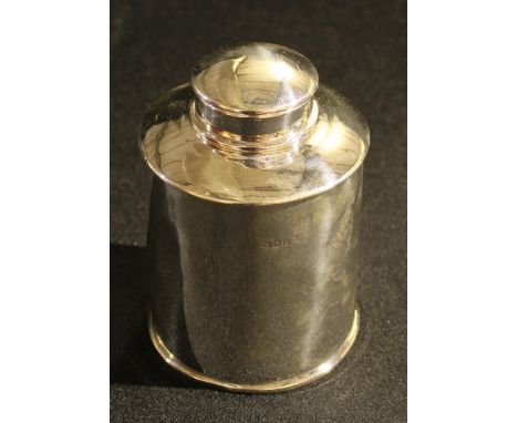 A George V silver cylindrical tea caddy, 11cm high, London 1916 