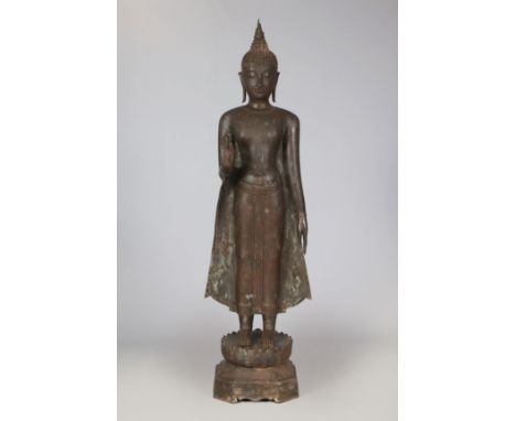 Große Buddhafigur (stehend), Thailand, Alter unbestimmt, dunkel patinierte Bronze, auf polygonalem Lotussockel stehende Figur