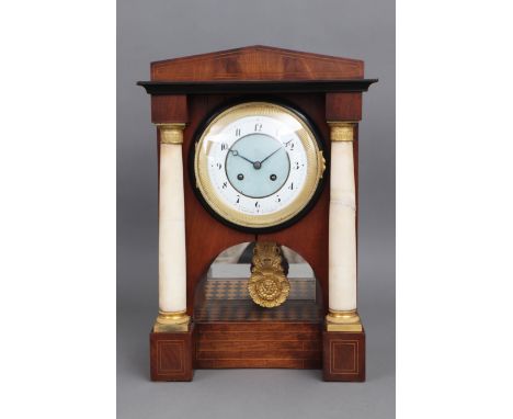 Biedermeier Portaluhr im Wiener Stil, eckiger Mahagoni-furnierter Korpus mit Schinkelgiebel, seitliche Vollsäulen aus Alabast