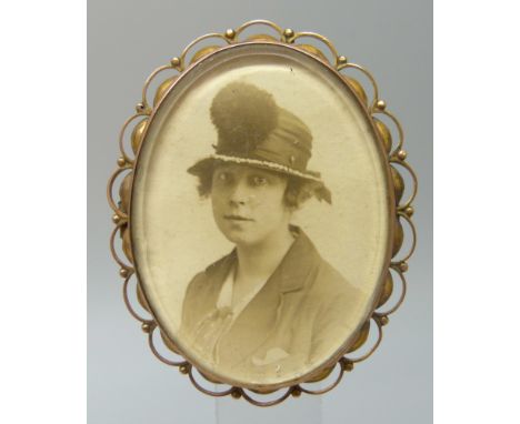 A 9ct gold framed portrait brooch, 11.7g, 5 x 4cm