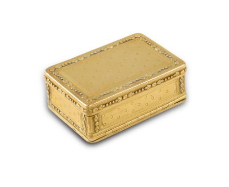 A FRENCH EARLY 19TH CENTURY 18K GOLD 'BOITE A MOUCHES' (patch box), of rectangular form, decorated with engine turned exterio
